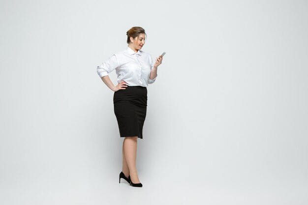 Joven mujer caucásica en ropa casual. Personaje femenino positivo del cuerpo, empresaria de talla grande