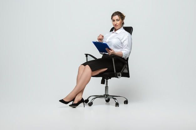 Foto gratuita joven mujer caucásica en ropa casual. personaje femenino positivo del cuerpo, empresaria de talla grande