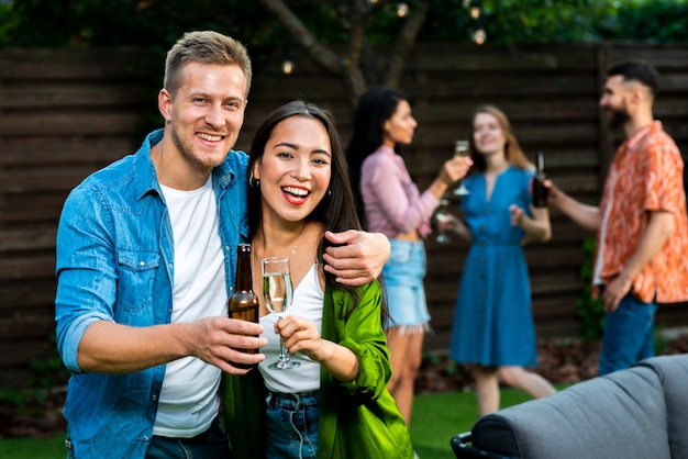 Joven y mujer celebrando la amistad