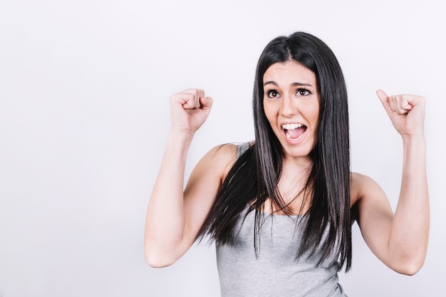 Joven mujer celebrando el éxito