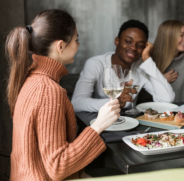 Joven y mujer cenando juntos