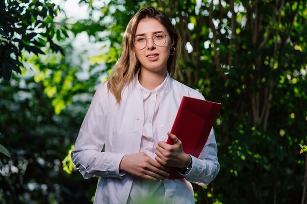 Joven mujer científica en el bosque