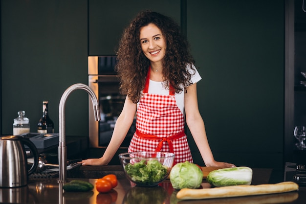 Joven mujer cocinando en la cocina