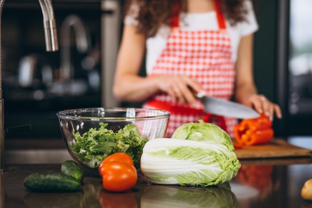 Foto gratuita joven mujer cocinando en la cocina