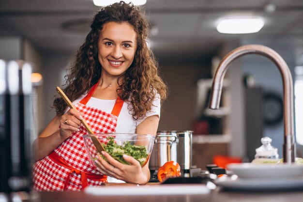 Joven mujer cocinando en la cocina