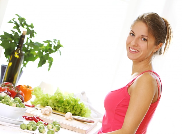 Foto gratuita joven mujer cocinando comida sana