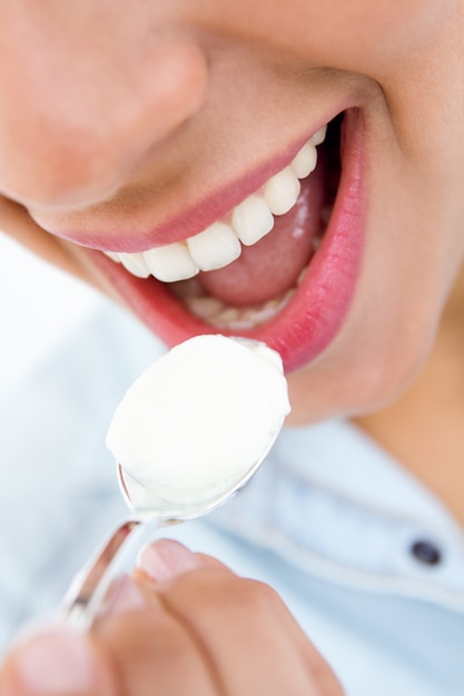 Joven, mujer, comida, yogurt