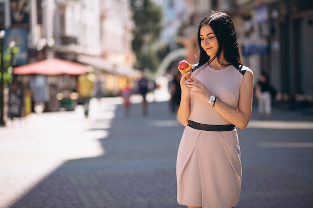 Foto gratuita joven mujer comiendo helado