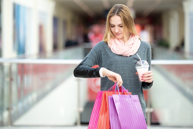 Joven, mujer, compras, mirar, ella, reloj