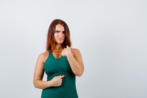 Joven mujer deportiva en un bodycon verde