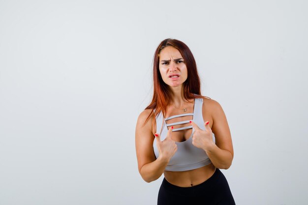 Joven mujer deportiva con pelo largo está enojado