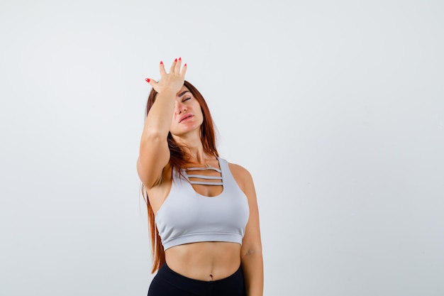 Foto gratuita joven mujer deportiva en un top gris