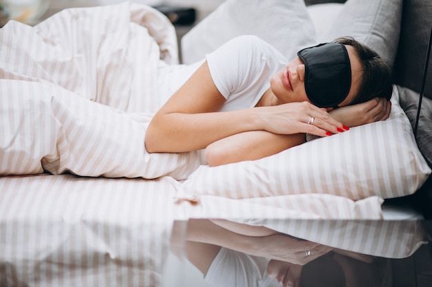 Joven mujer descansando en la cama por la mañana