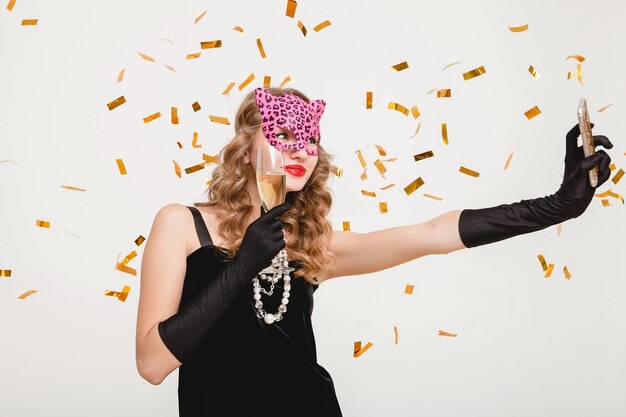 Joven mujer elegante bebiendo champán, haciendo foto propia