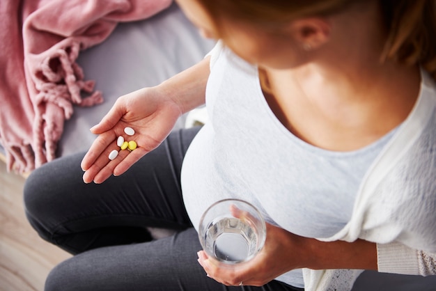 Foto gratuita joven, mujer embarazada, toma, medicina