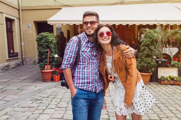 Joven y mujer enamorada viajando por Europa