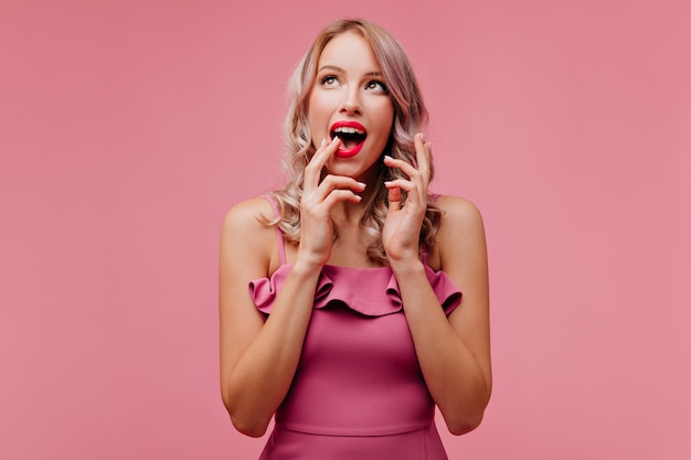 Foto gratuita joven mujer encantadora de, con maquillaje brillante, posando para la lente, mientras se divierte y sonríe brillantemente