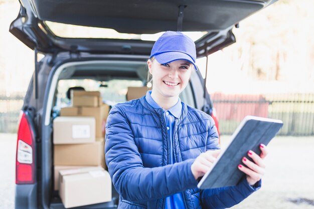 Joven mujer de entrega con tableta