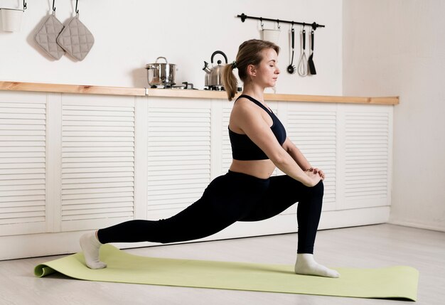 Joven mujer entrenando en casa