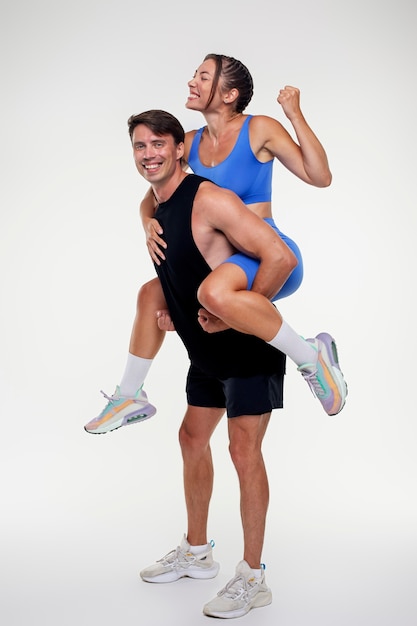 Joven y mujer entrenando juntos para culturismo