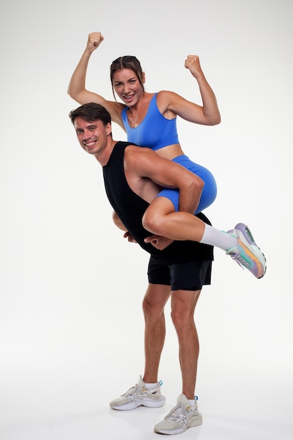 Joven y mujer entrenando juntos para culturismo