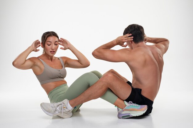 Joven y mujer entrenando juntos para culturismo