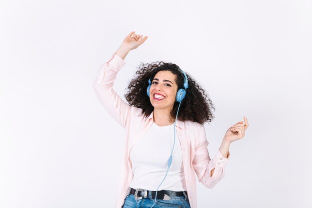 Joven mujer escuchando música y bailando