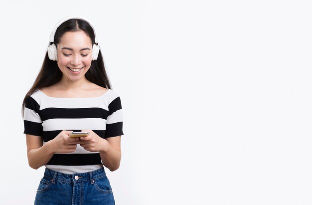 Joven mujer escuchando música