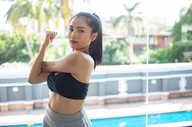 Joven mujer estirando y calentando para un entrenamiento