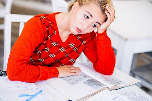 Foto gratuita joven mujer estudiando para el examen