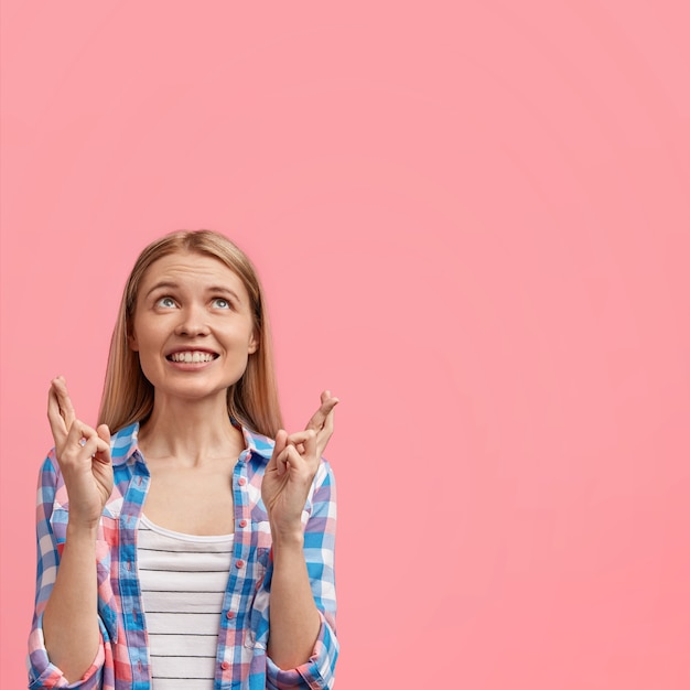 Foto gratuita joven mujer europea positiva con amplia sonrisa cálida