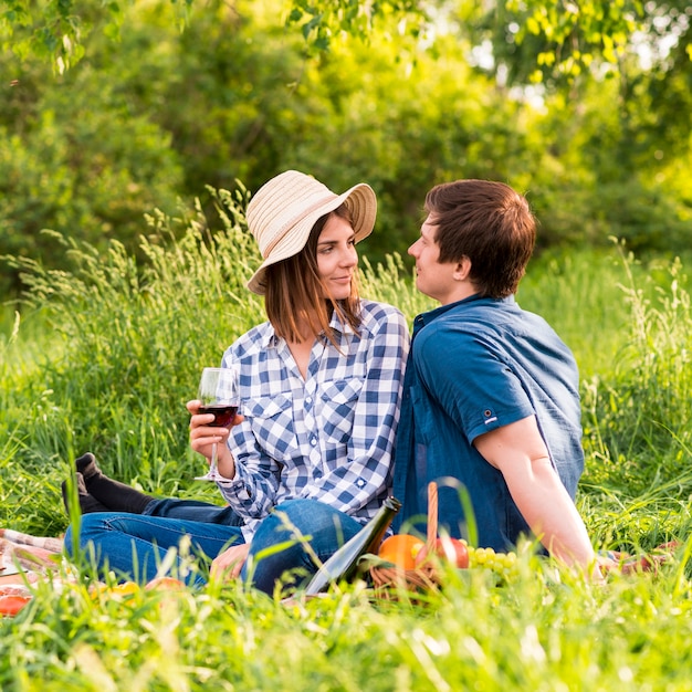 Foto gratuita joven y mujer en fecha de picnic