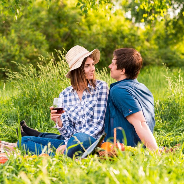 Joven y mujer en fecha de picnic