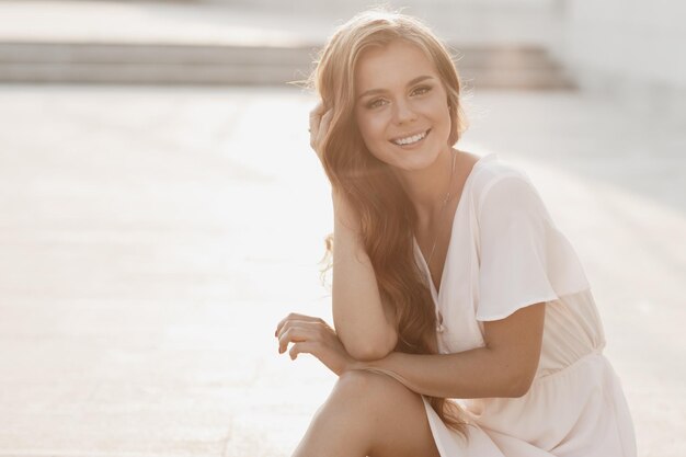 joven mujer feliz al aire libre