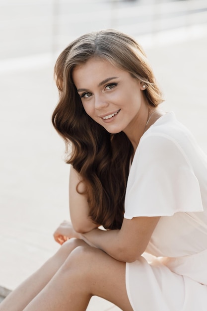 joven mujer feliz al aire libre