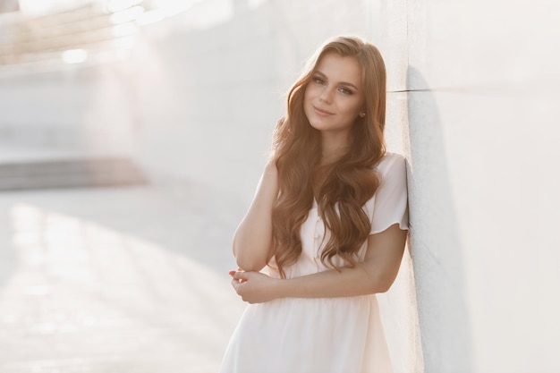 joven mujer feliz al aire libre