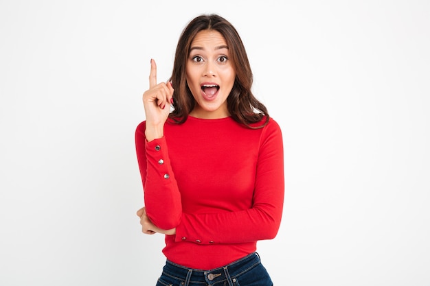 Joven mujer feliz emocionada tiene una idea.