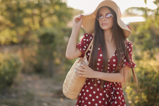 joven mujer feliz en hap al aire libre