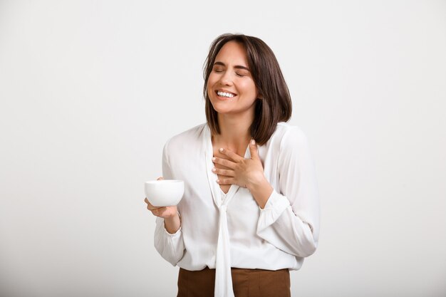 Joven mujer feliz oficina riendo