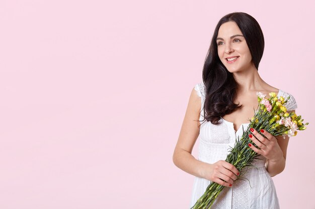 Joven mujer feliz con ramo