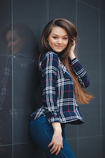 joven mujer feliz retrato al aire libre