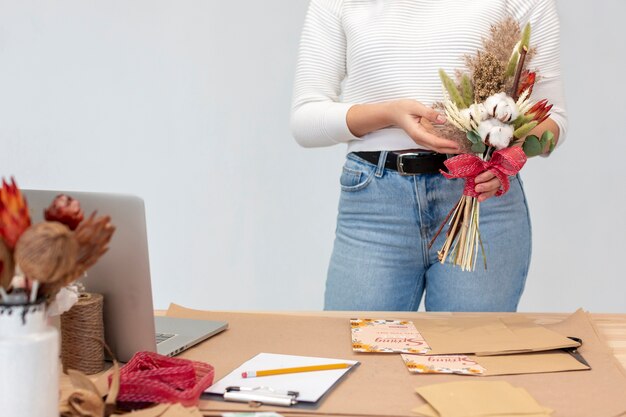 Joven mujer floristería propietaria de una tienda de flores