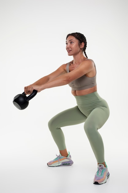 Foto gratuita joven mujer en forma entrenando para culturismo