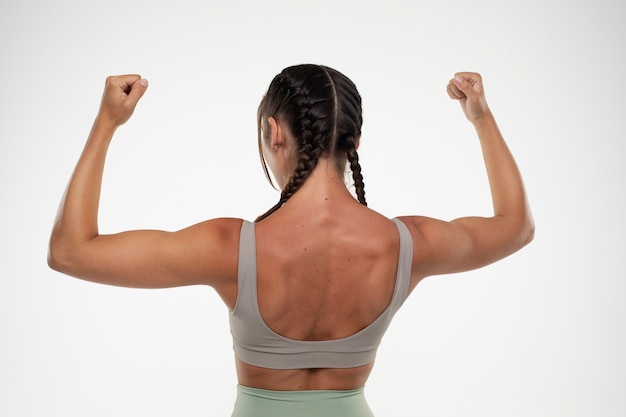 Foto gratuita joven mujer en forma entrenando para culturismo