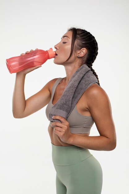 Joven mujer en forma entrenando para culturismo