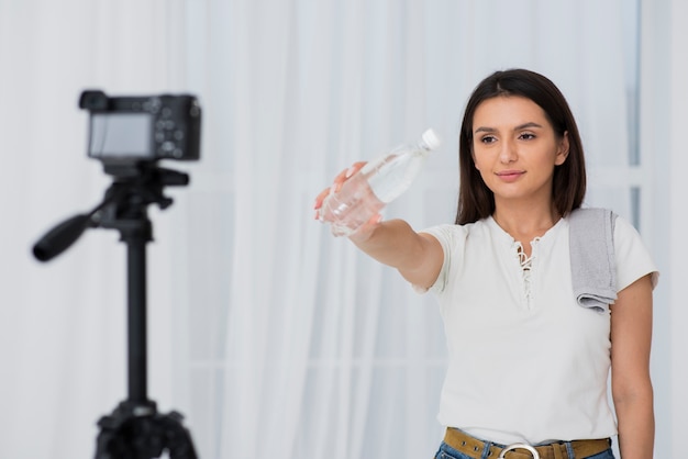 Foto gratuita joven mujer grabando un comercial