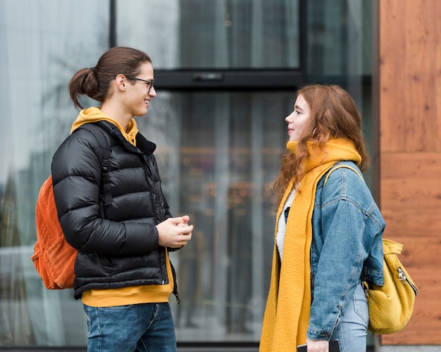 Joven y mujer hablando entre sí