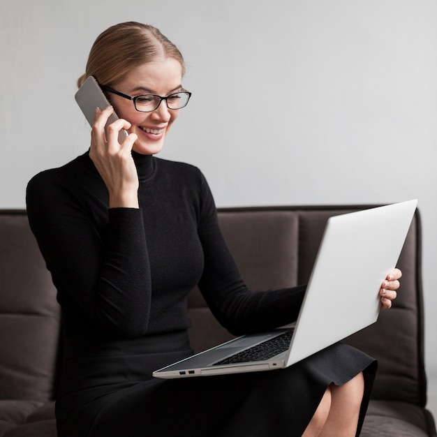 Foto gratuita joven mujer hablando en el teléfono