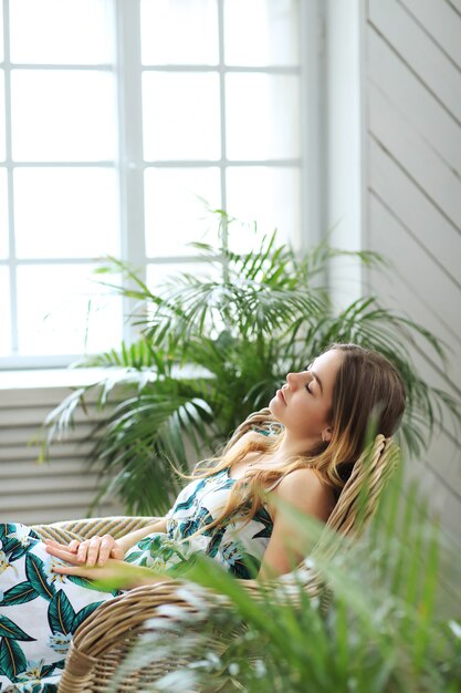 Joven mujer hermosa en casa