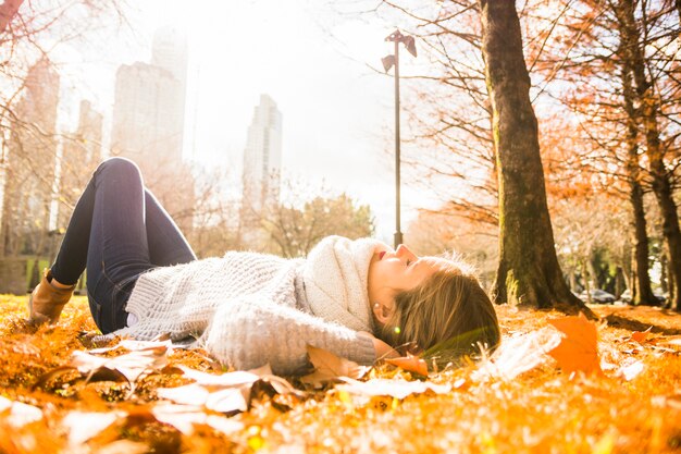 Joven mujer hermosa, por la que se en el parque brillante